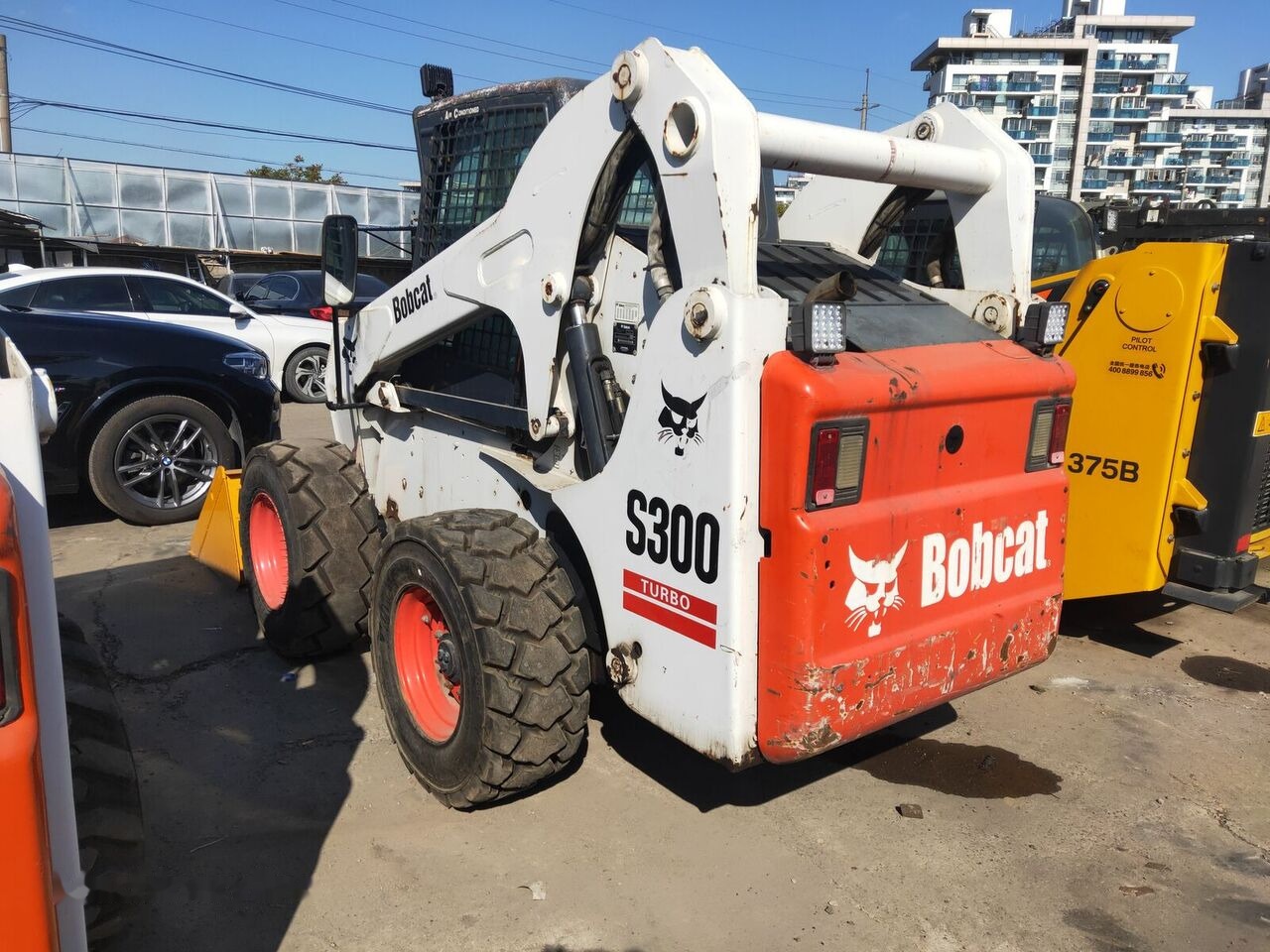 Bobcat S300 - Máy xúc lật đa năng: hình 5 Bobcat S300 - Máy xúc lật đa năng: hình 5