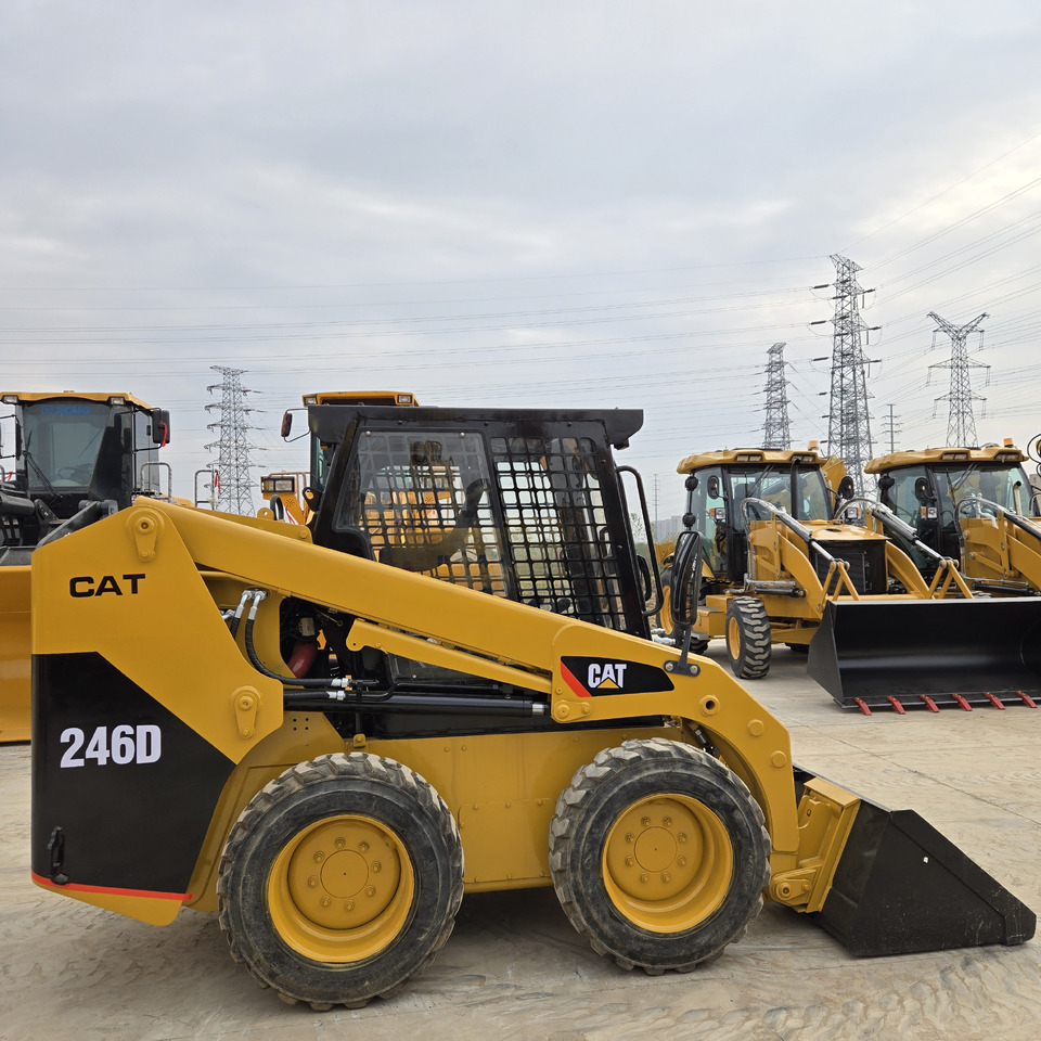 CATERPILLAR 246D - Máy xúc lật đa năng: hình 5 CATERPILLAR 246D - Máy xúc lật đa năng: hình 5