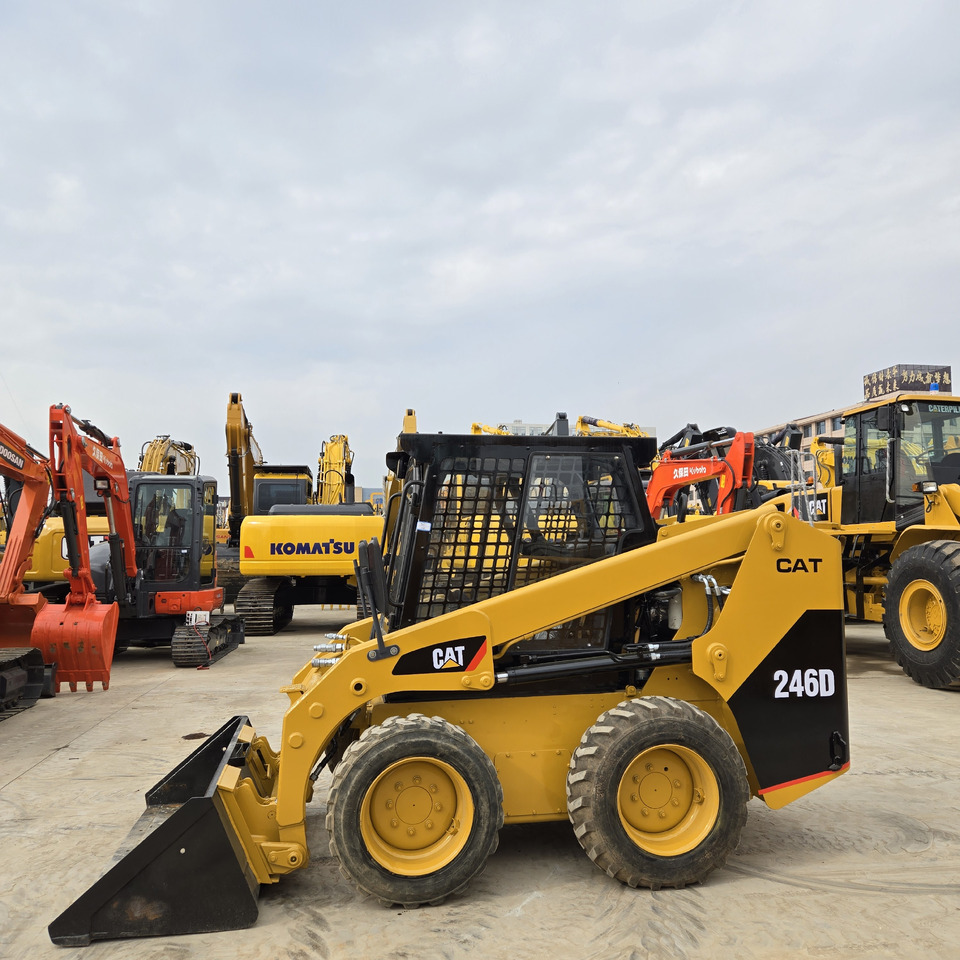 CATERPILLAR 246D - Máy xúc lật đa năng: hình 3 CATERPILLAR 246D - Máy xúc lật đa năng: hình 3