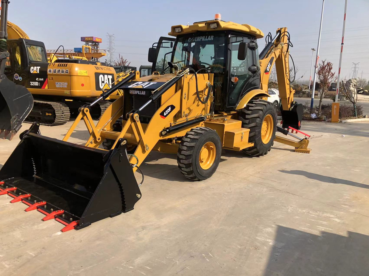 Caterpillar 420F - Máy xúc trước múc sau: hình 4 Caterpillar 420F - Máy xúc trước múc sau: hình 4