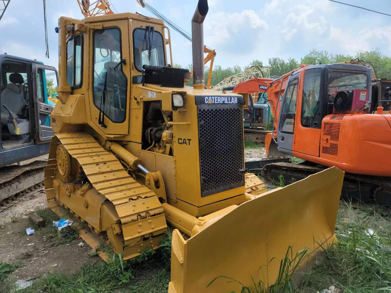 Caterpillar D4H - Máy ủi: hình 4 Caterpillar D4H - Máy ủi: hình 4