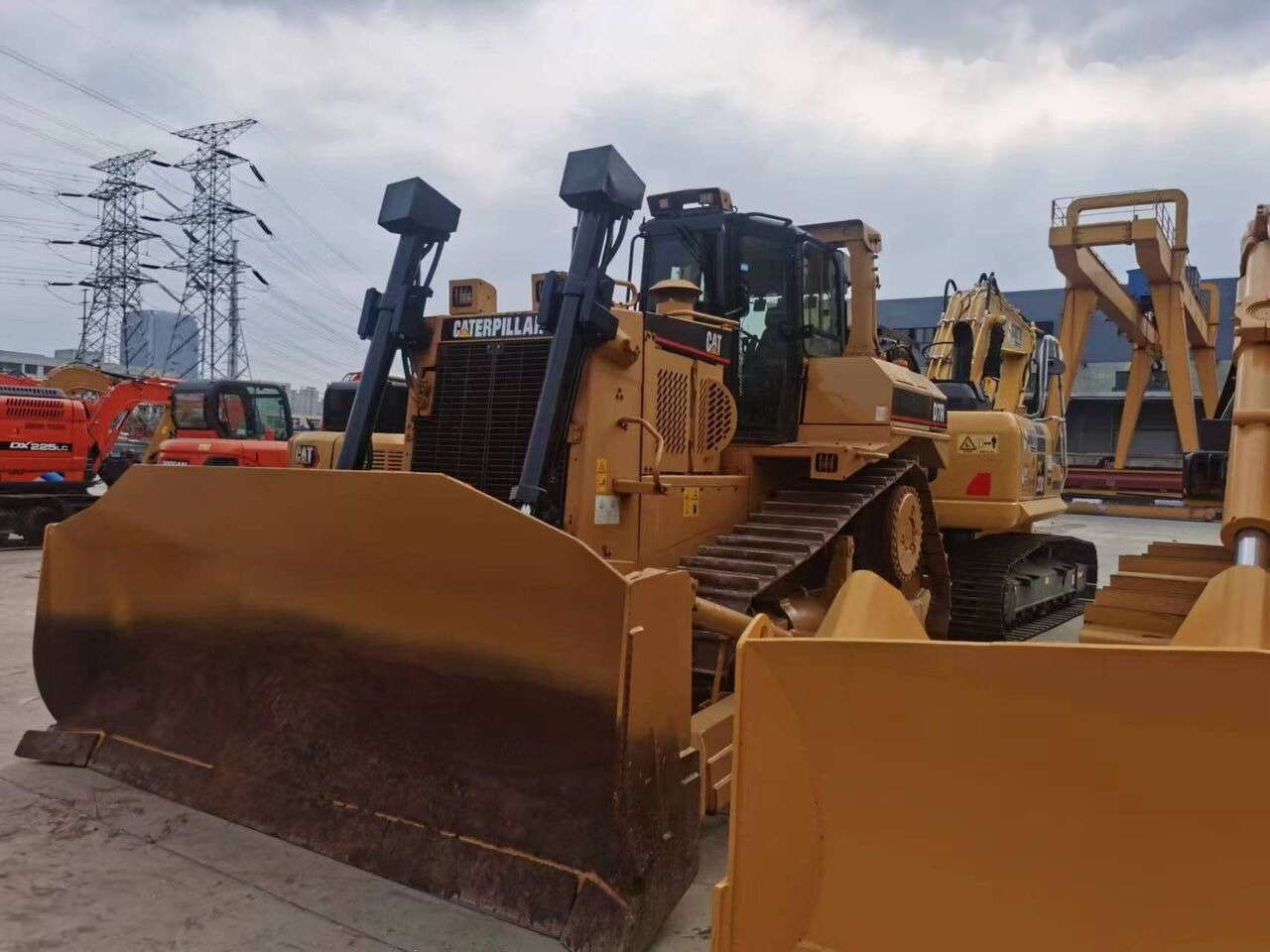 Caterpillar D7R - Máy ủi: hình 2 Caterpillar D7R - Máy ủi: hình 2
