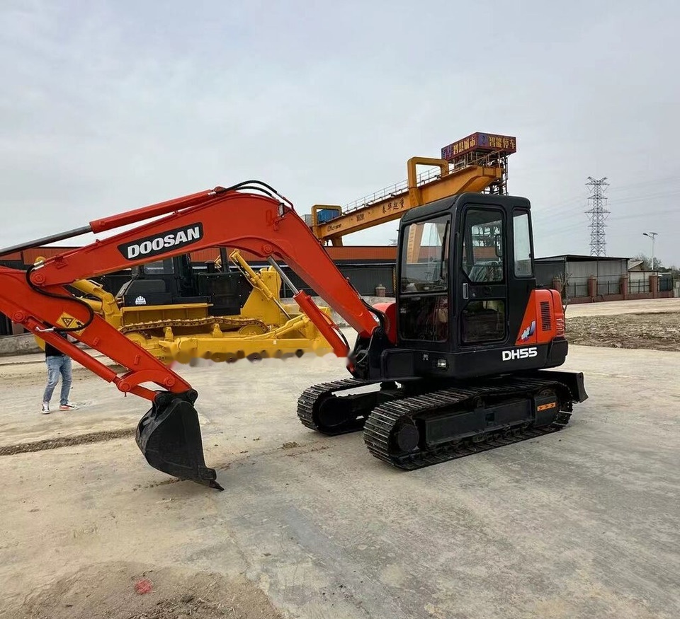 Doosan DH55 - Máy xúc mini: hình 1 Doosan DH55 - Máy xúc mini: hình 1