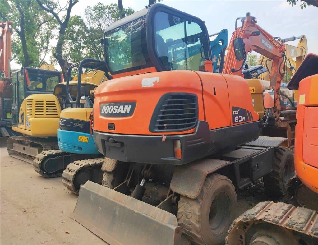 Doosan DX60 W - Máy xúc bánh lốp: hình 2 Doosan DX60 W - Máy xúc bánh lốp: hình 2