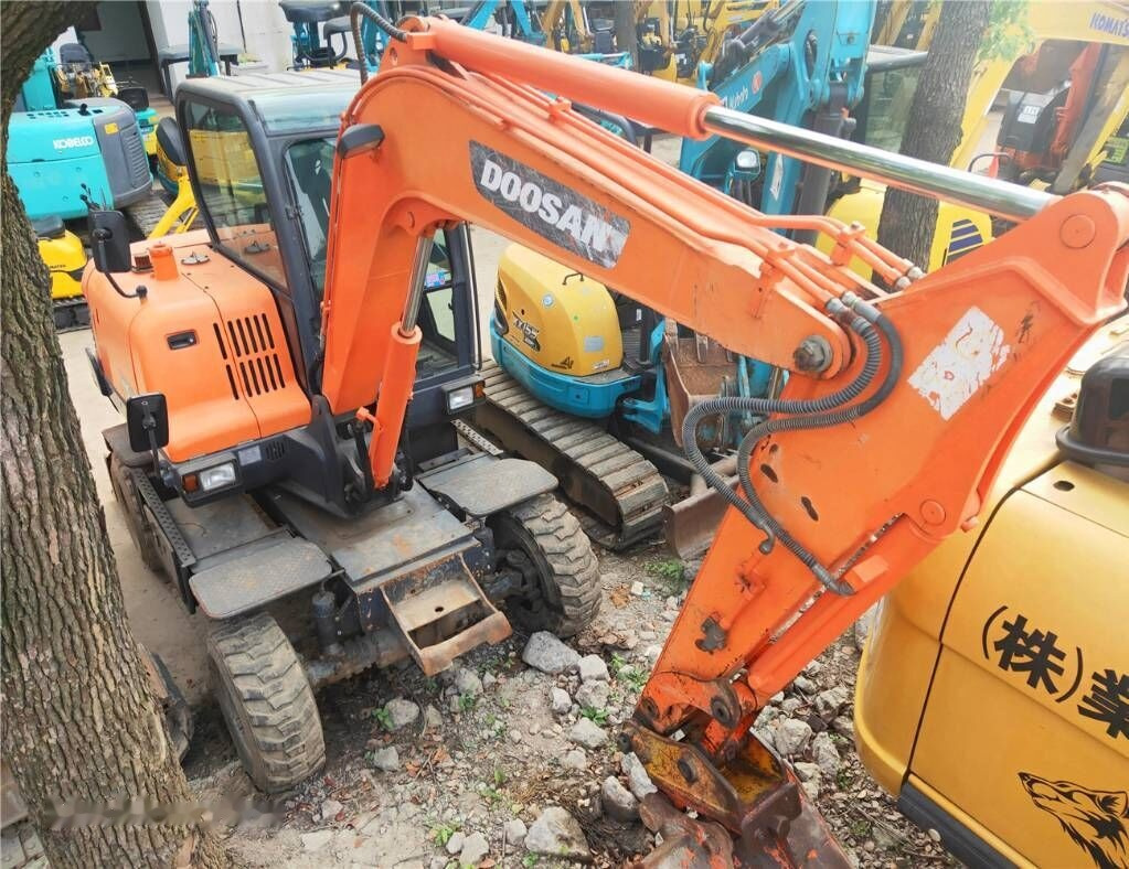 Doosan DX60 W - Máy xúc bánh lốp: hình 5 Doosan DX60 W - Máy xúc bánh lốp: hình 5