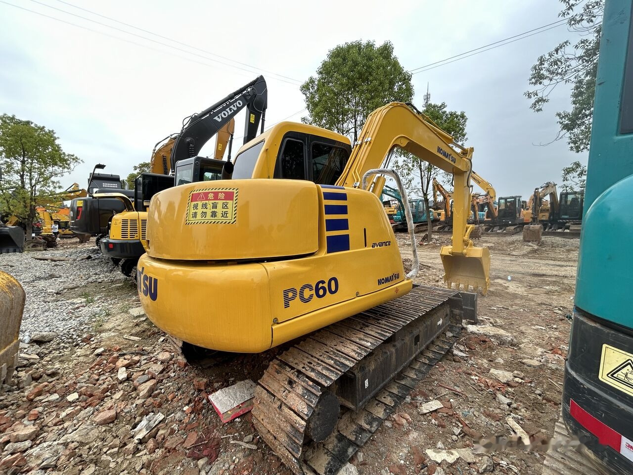 Komatsu PC60 - Máy xúc bánh xích: hình 1 Komatsu PC60 - Máy xúc bánh xích: hình 1