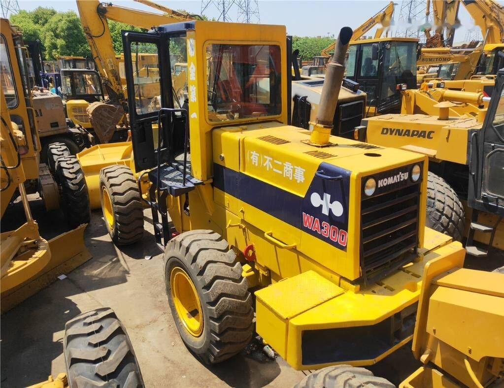 Komatsu WA300 - Máy xúc lật bánh lốp: hình 1 Komatsu WA300 - Máy xúc lật bánh lốp: hình 1