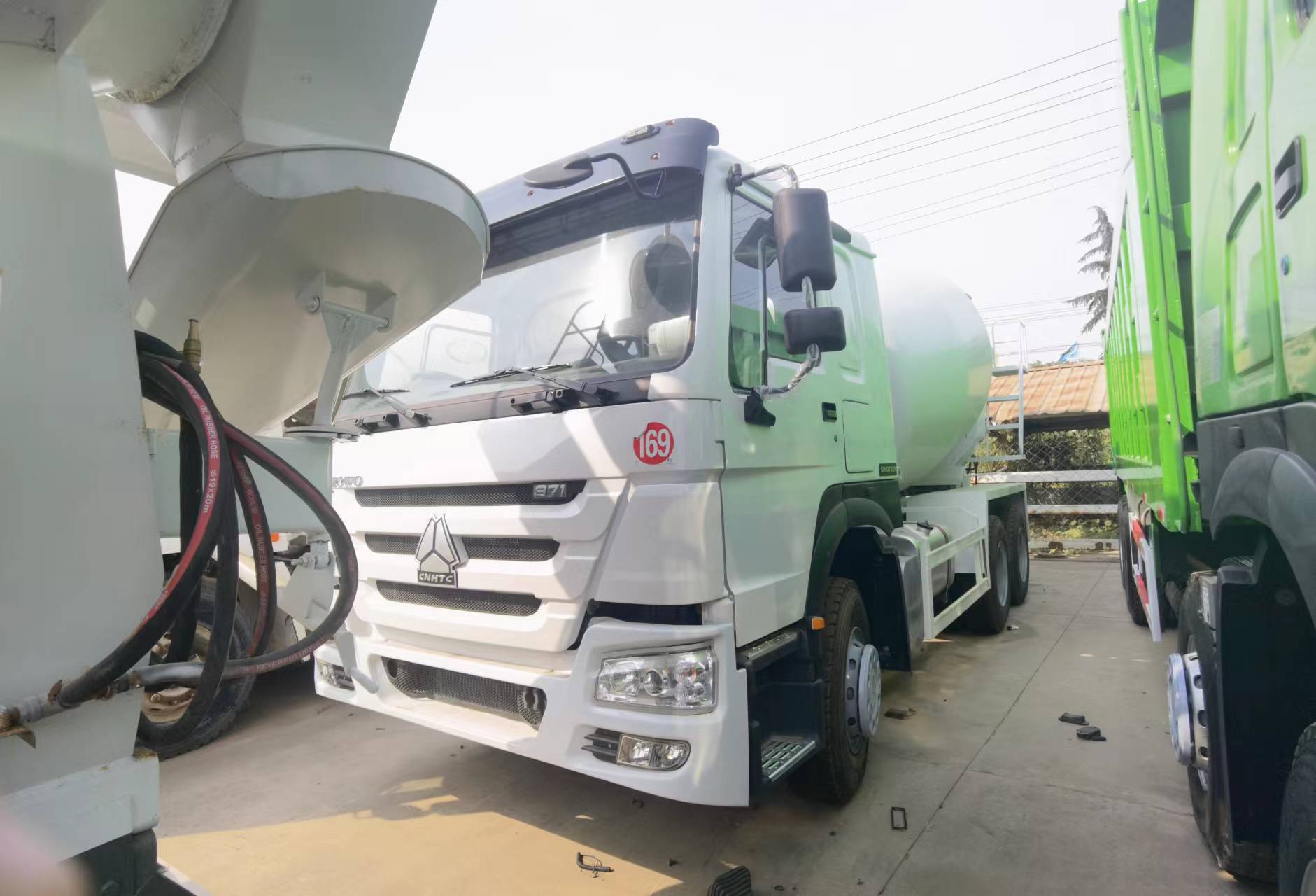 Sinotruk HOWO 371 6*4 Concrete mixer truck - Xe trộn bê tông: hình 2 Sinotruk HOWO 371 6*4 Concrete mixer truck - Xe trộn bê tông: hình 2