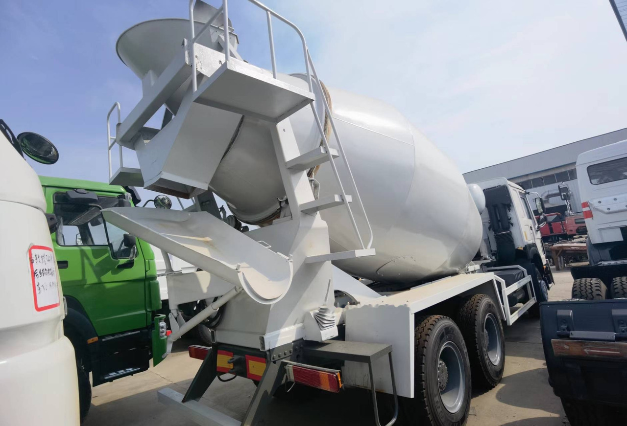 Sinotruk HOWO 371 6*4 Concrete mixer truck - Xe trộn bê tông: hình 3 Sinotruk HOWO 371 6*4 Concrete mixer truck - Xe trộn bê tông: hình 3