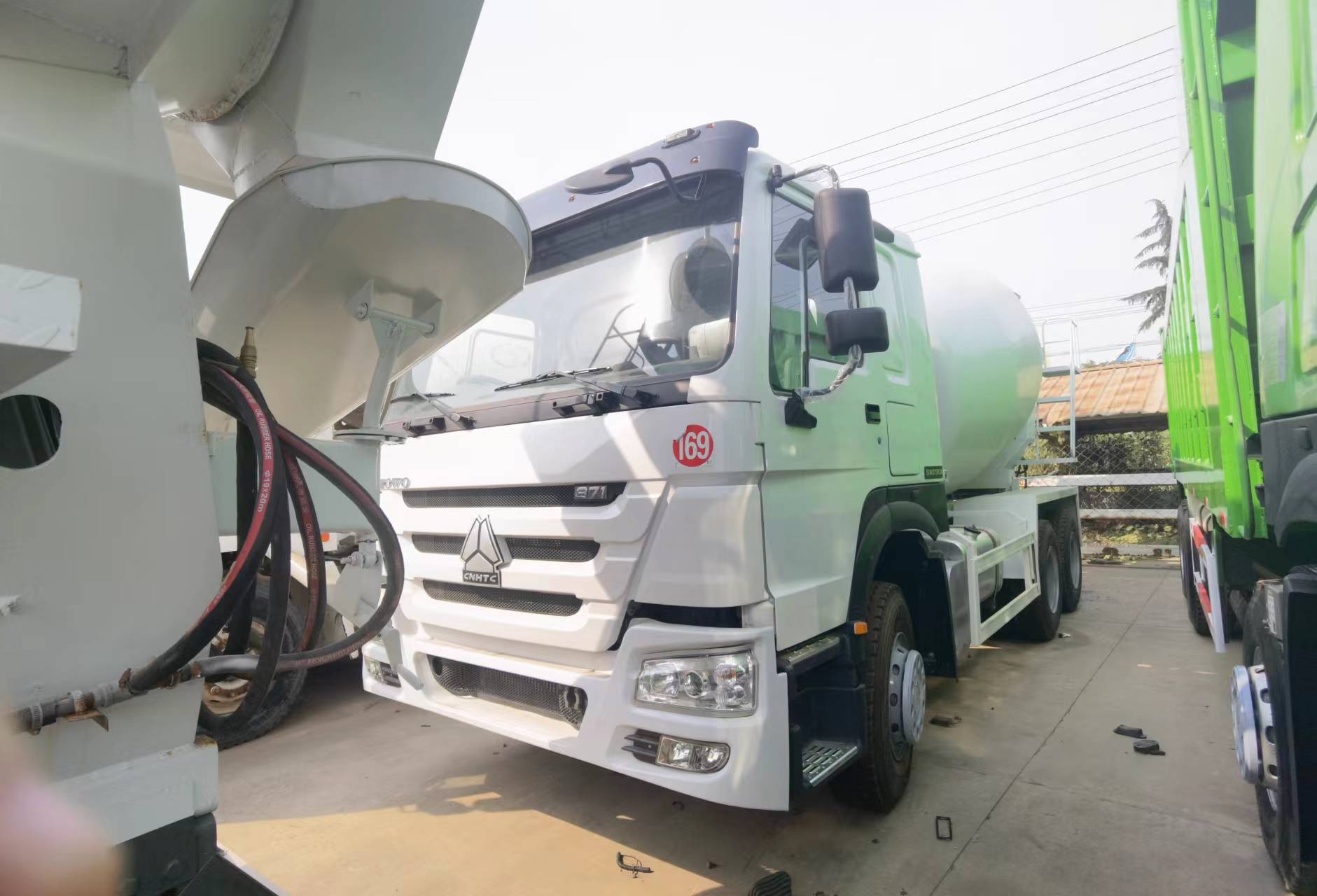 Sinotruk HOWO 371 6*4 Concrete mixer truck - Xe trộn bê tông: hình 3 Sinotruk HOWO 371 6*4 Concrete mixer truck - Xe trộn bê tông: hình 3