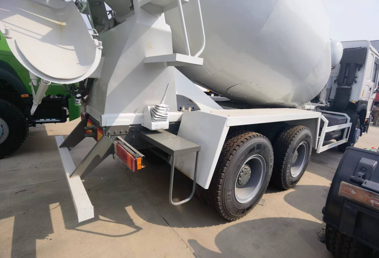 Sinotruk HOWO 371 6*4 Concrete mixer truck - Xe trộn bê tông: hình 2 Sinotruk HOWO 371 6*4 Concrete mixer truck - Xe trộn bê tông: hình 2