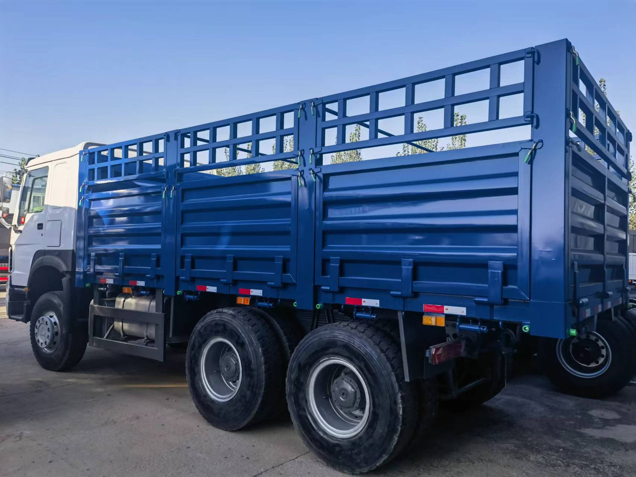 Sinotruk HOWO 371 6*4 Fence truck - Xe tải thùng lửng/ Phẳng: hình 2 Sinotruk HOWO 371 6*4 Fence truck - Xe tải thùng lửng/ Phẳng: hình 2