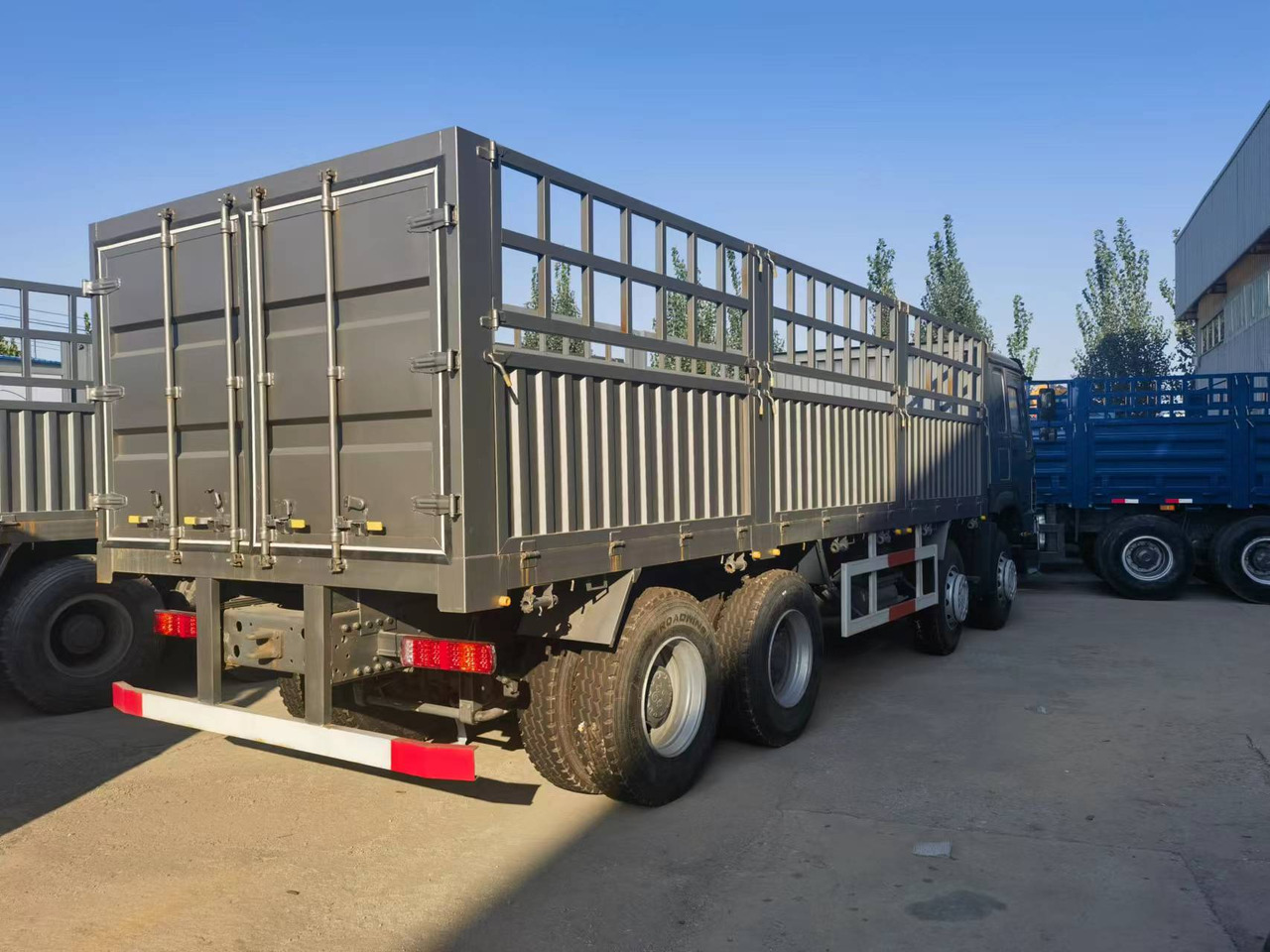 Sinotruk HOWO 371 8*4 Fence truck - Xe tải thùng lửng/ Phẳng: hình 4 Sinotruk HOWO 371 8*4 Fence truck - Xe tải thùng lửng/ Phẳng: hình 4
