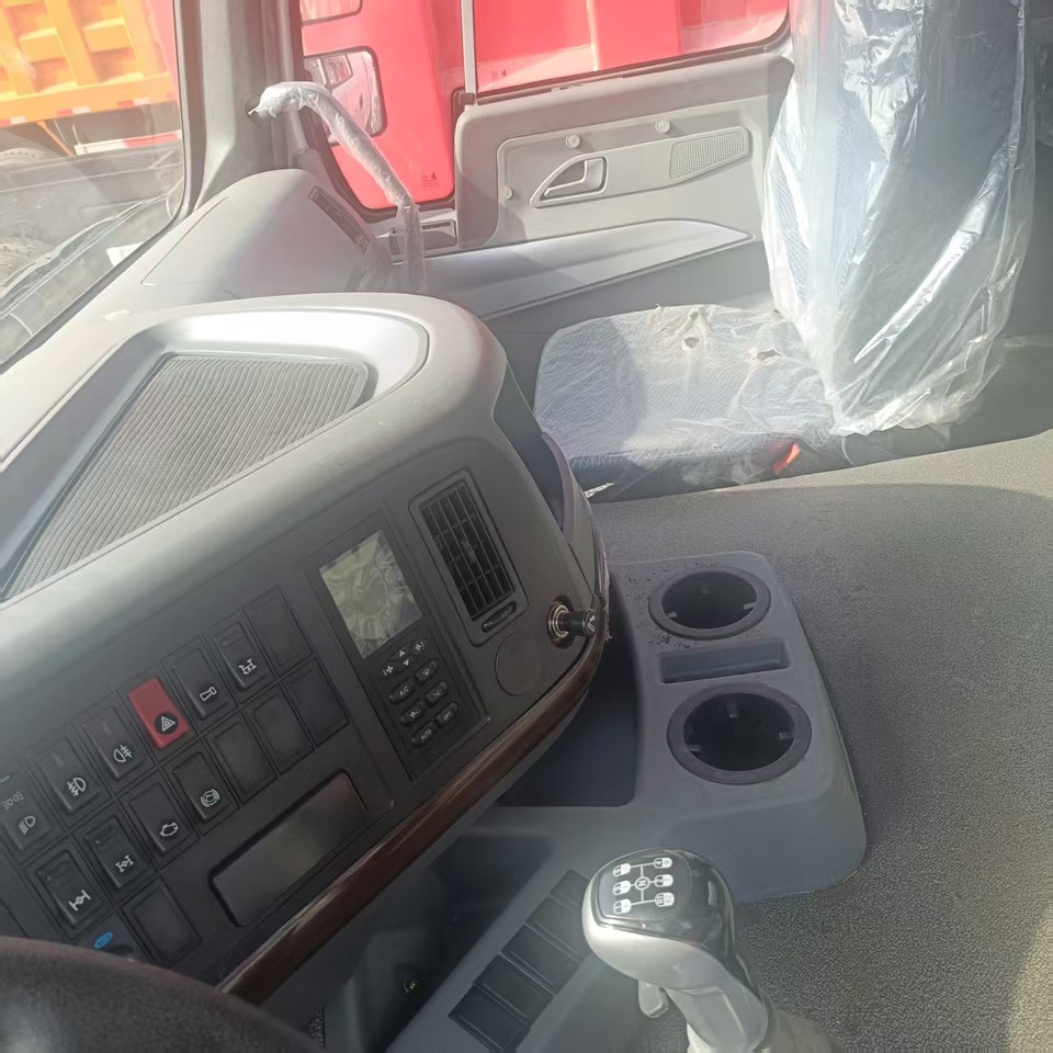Sinotruk HOWO 371 8*4 Tank truck - Xe bồn: hình 3 Sinotruk HOWO 371 8*4 Tank truck - Xe bồn: hình 3