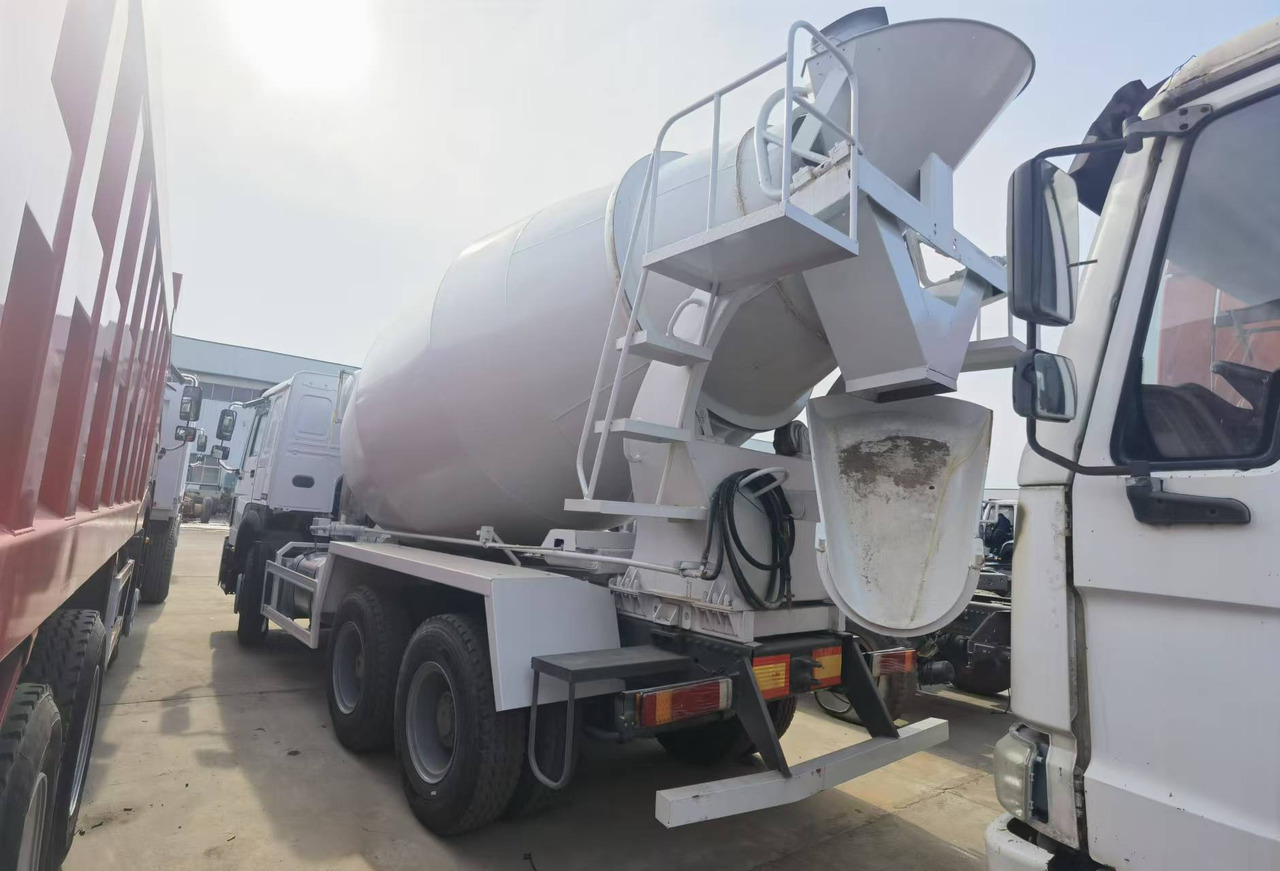 Sinotruk HOWO 371 Concrete mixer truck - Xe trộn bê tông: hình 2 Sinotruk HOWO 371 Concrete mixer truck - Xe trộn bê tông: hình 2