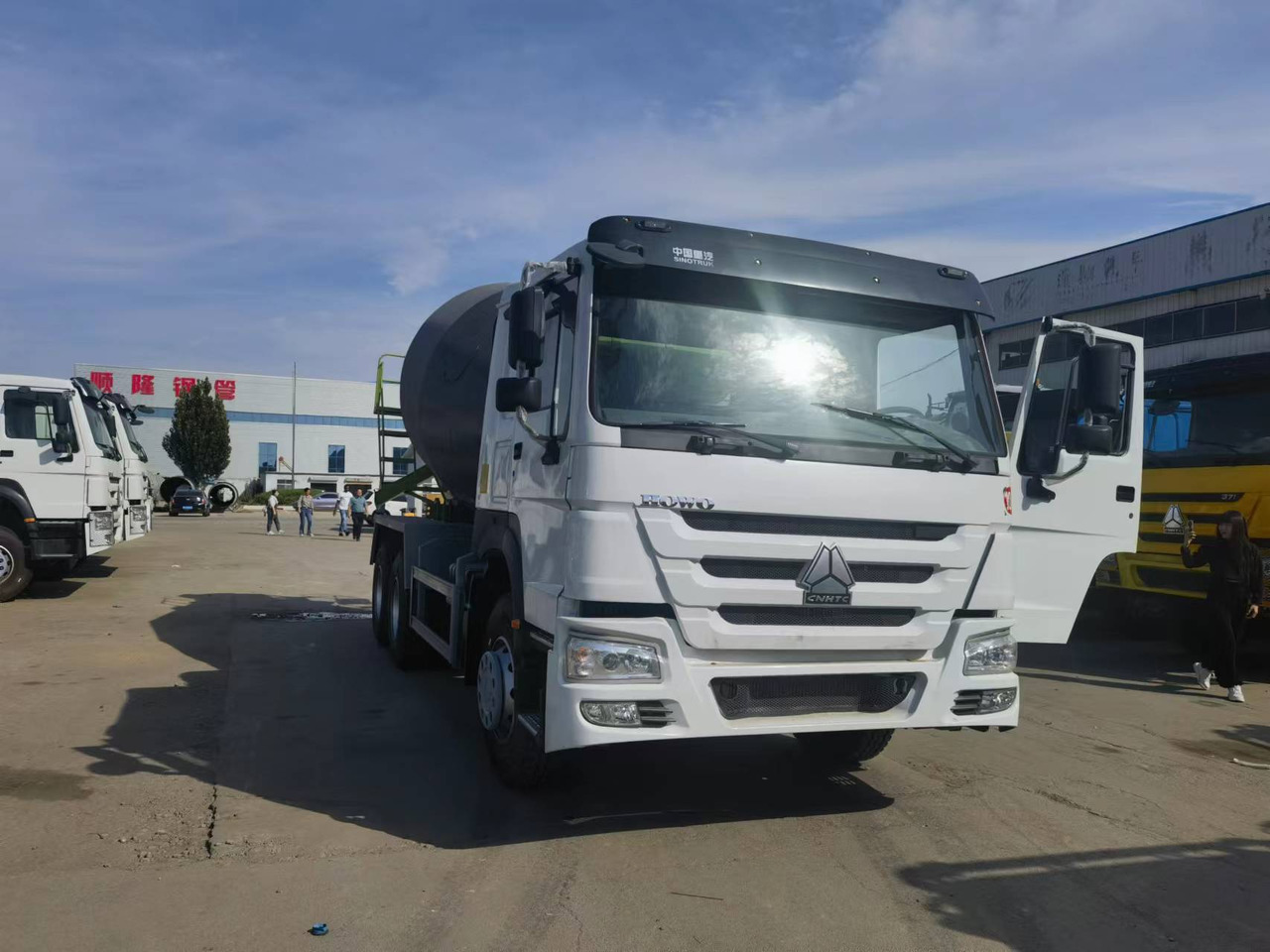 Sinotruk HOWO 6*4 Concrete mixer truck - Xe trộn bê tông: hình 1 Sinotruk HOWO 6*4 Concrete mixer truck - Xe trộn bê tông: hình 1