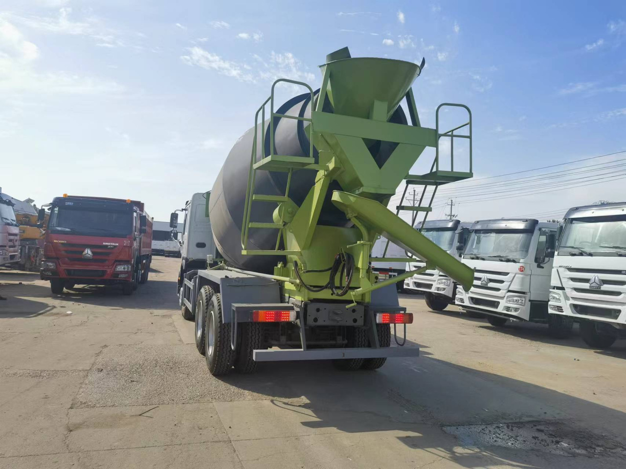 Sinotruk HOWO 6*4 Concrete mixer truck - Xe trộn bê tông: hình 2 Sinotruk HOWO 6*4 Concrete mixer truck - Xe trộn bê tông: hình 2