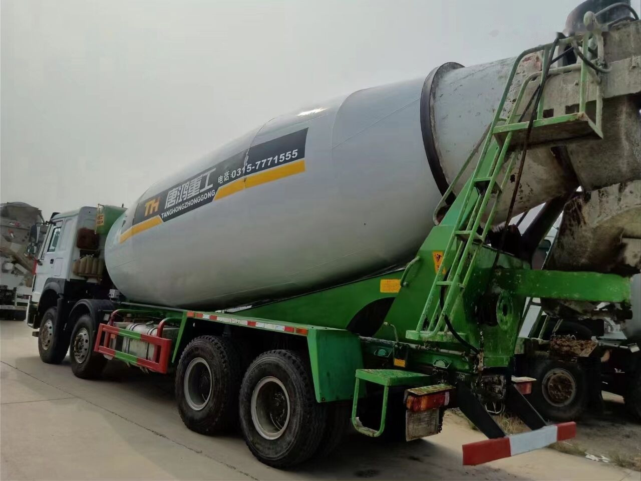 Sinotruk HOWO 8*4 Concrete mixer truck - Xe trộn bê tông: hình 5 Sinotruk HOWO 8*4 Concrete mixer truck - Xe trộn bê tông: hình 5