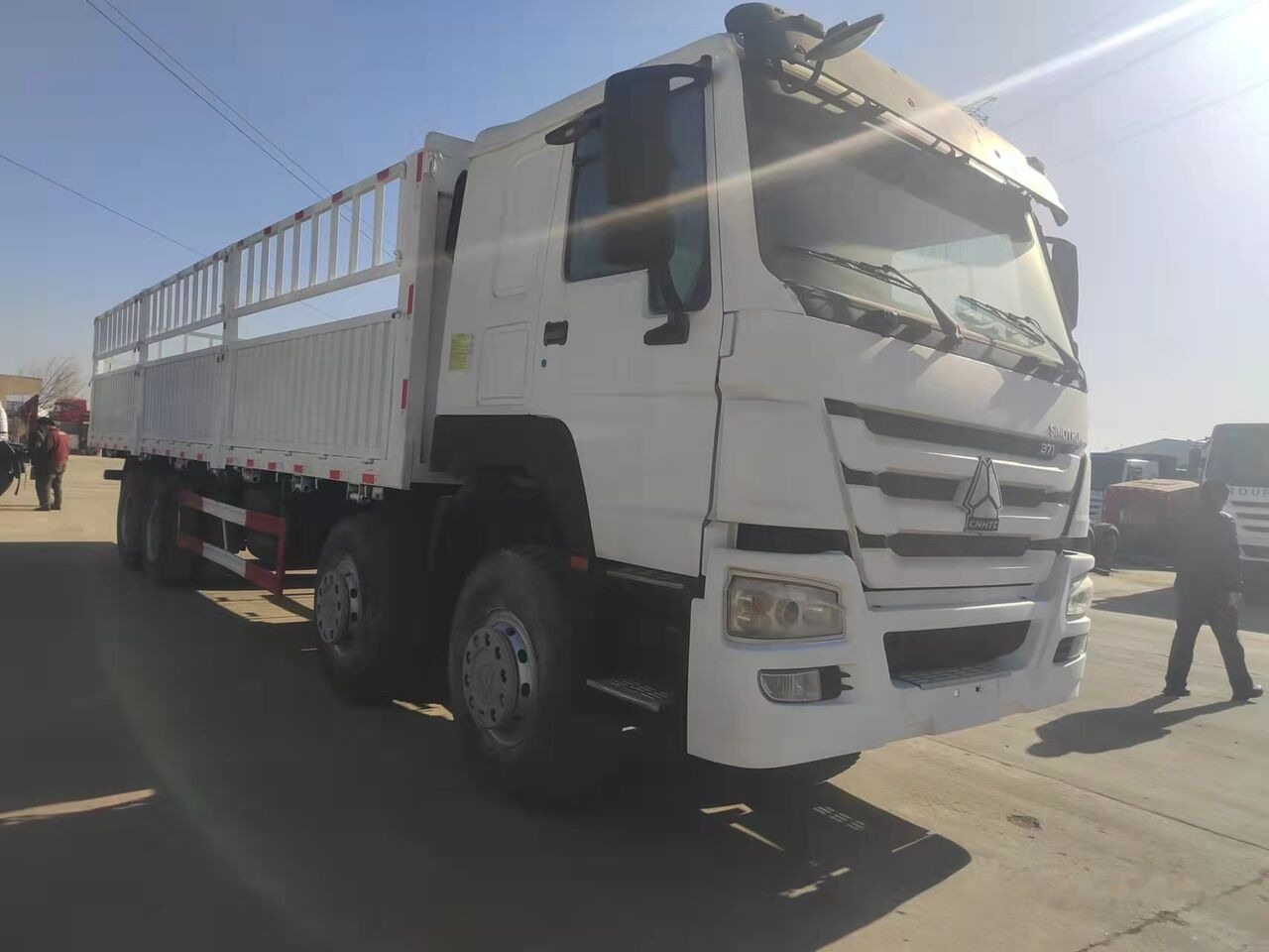 Sinotruk HOWO 8*4 Dump truck - Xe tải thùng lửng/ Phẳng: hình 4 Sinotruk HOWO 8*4 Dump truck - Xe tải thùng lửng/ Phẳng: hình 4