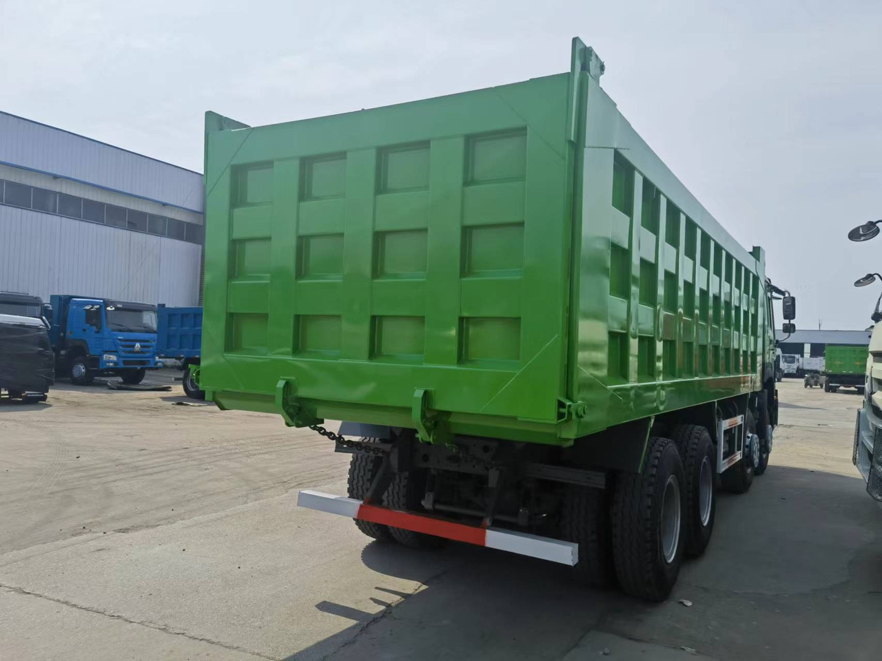 Sinotruk HOWO 8*4 Dump truck - Xe ben: hình 3 Sinotruk HOWO 8*4 Dump truck - Xe ben: hình 3