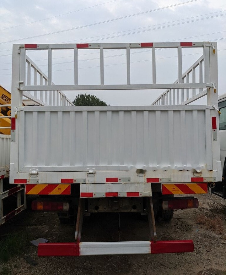 Sinotruk HOWO 8*4 Fence Truck - Xe tải thùng lửng/ Phẳng: hình 4 Sinotruk HOWO 8*4 Fence Truck - Xe tải thùng lửng/ Phẳng: hình 4
