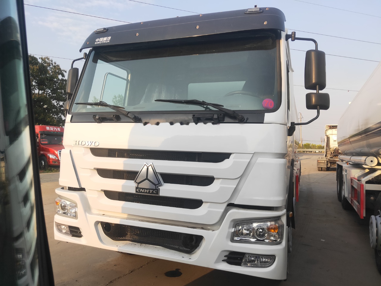 Sinotruk HOWO 8*4 Tank truck - Xe bồn: hình 1 Sinotruk HOWO 8*4 Tank truck - Xe bồn: hình 1