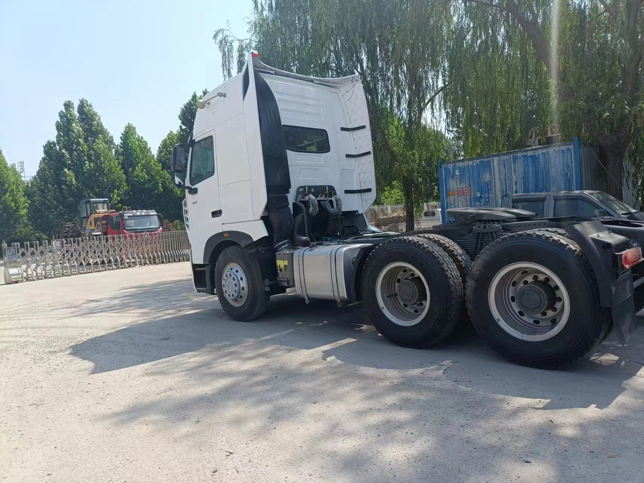 Xe ben đổ mini Sinotruk HOWO A7 tractor: hình 6