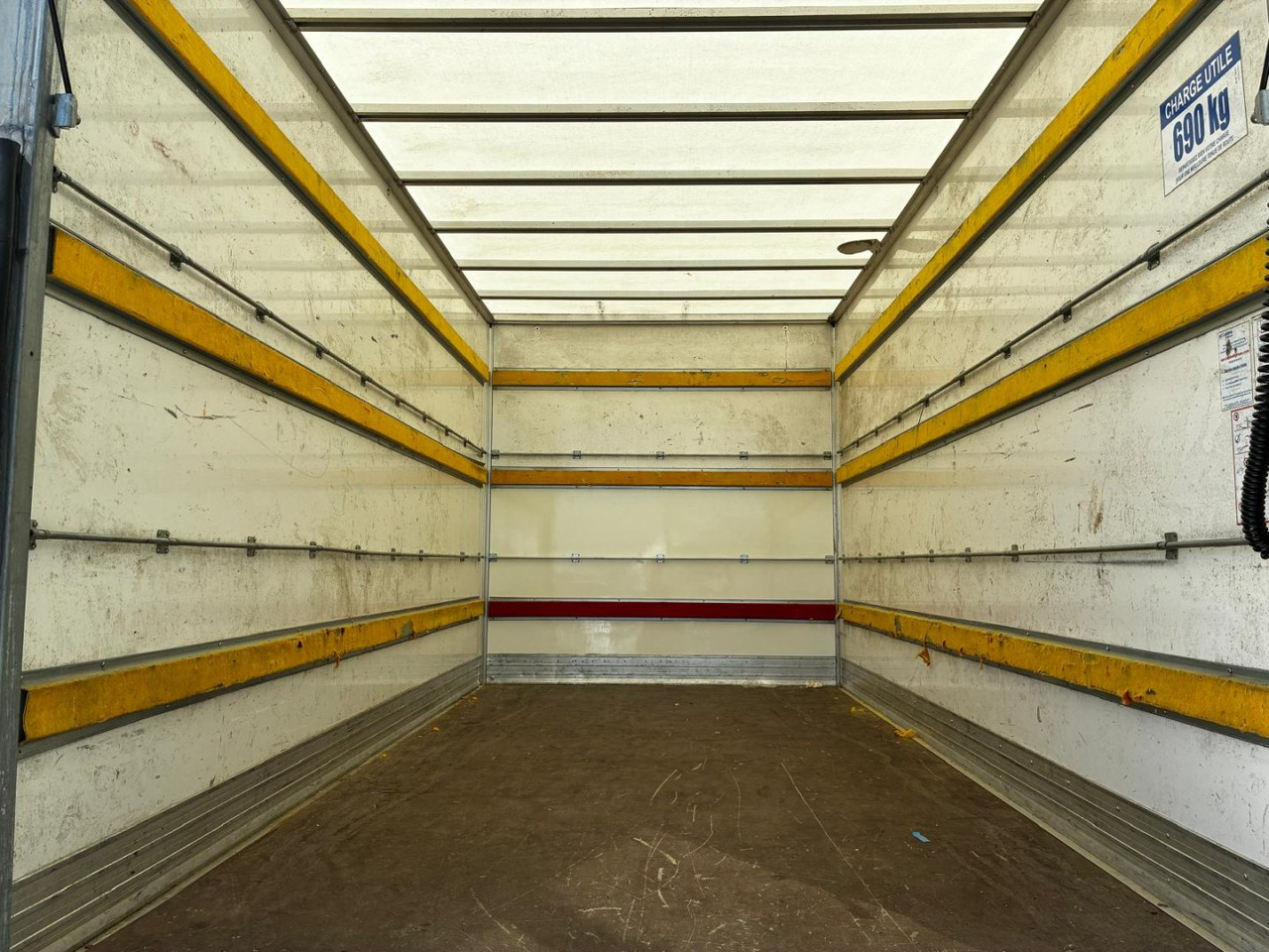 Caja cerrada IVECO 35C16 20m3 - Xe tải nhỏ thùng kín: hình 5 Caja cerrada IVECO 35C16 20m3 - Xe tải nhỏ thùng kín: hình 5