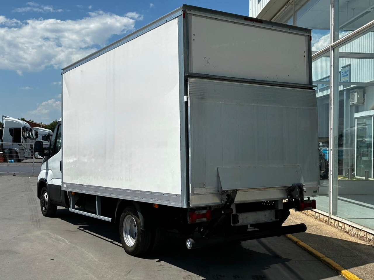 Caja cerrada IVECO 35C16 20m3 - Xe tải nhỏ thùng kín: hình 4 Caja cerrada IVECO 35C16 20m3 - Xe tải nhỏ thùng kín: hình 4