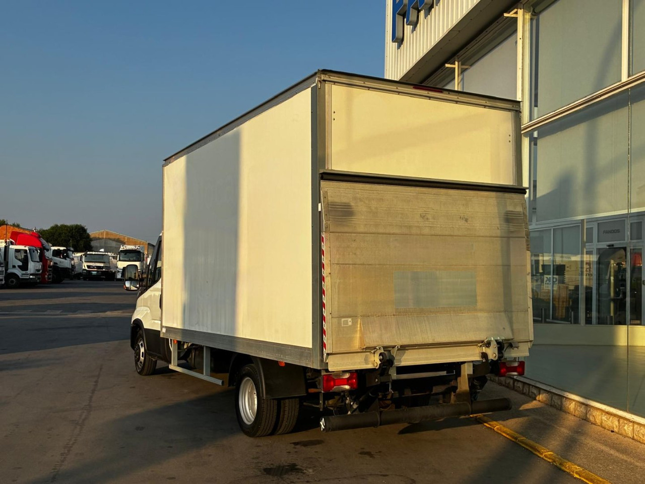 Caja cerrada IVECO 35C16 3.0 20m3 - Xe tải nhỏ thùng kín: hình 4 Caja cerrada IVECO 35C16 3.0 20m3 - Xe tải nhỏ thùng kín: hình 4