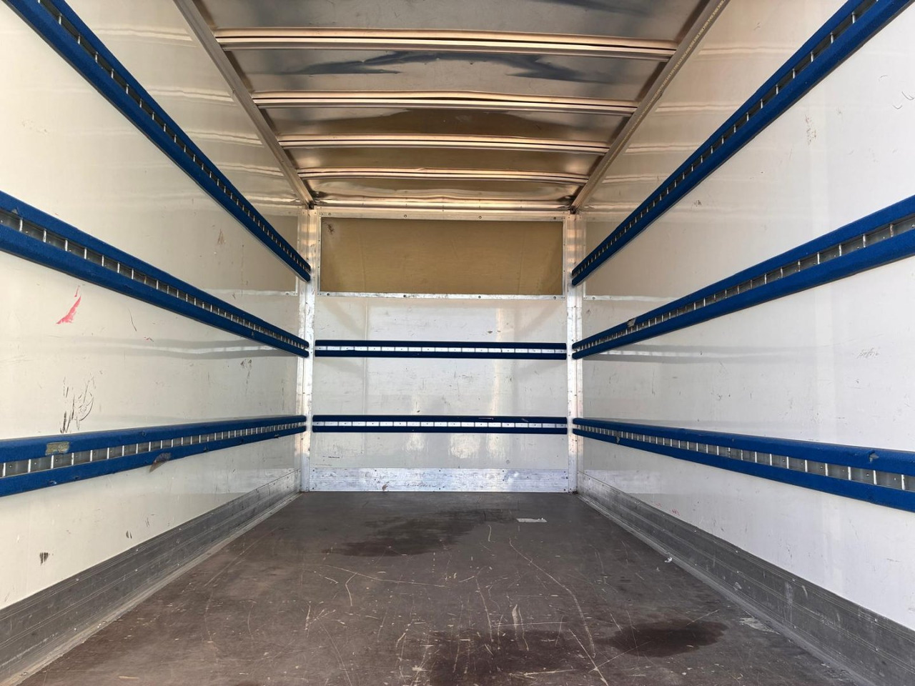 Caja cerrada Mercedes Sprinter 514 20m3 con puertas traseras - Xe tải nhỏ thùng kín: hình 5 Caja cerrada Mercedes Sprinter 514 20m3 con puertas traseras - Xe tải nhỏ thùng kín: hình 5