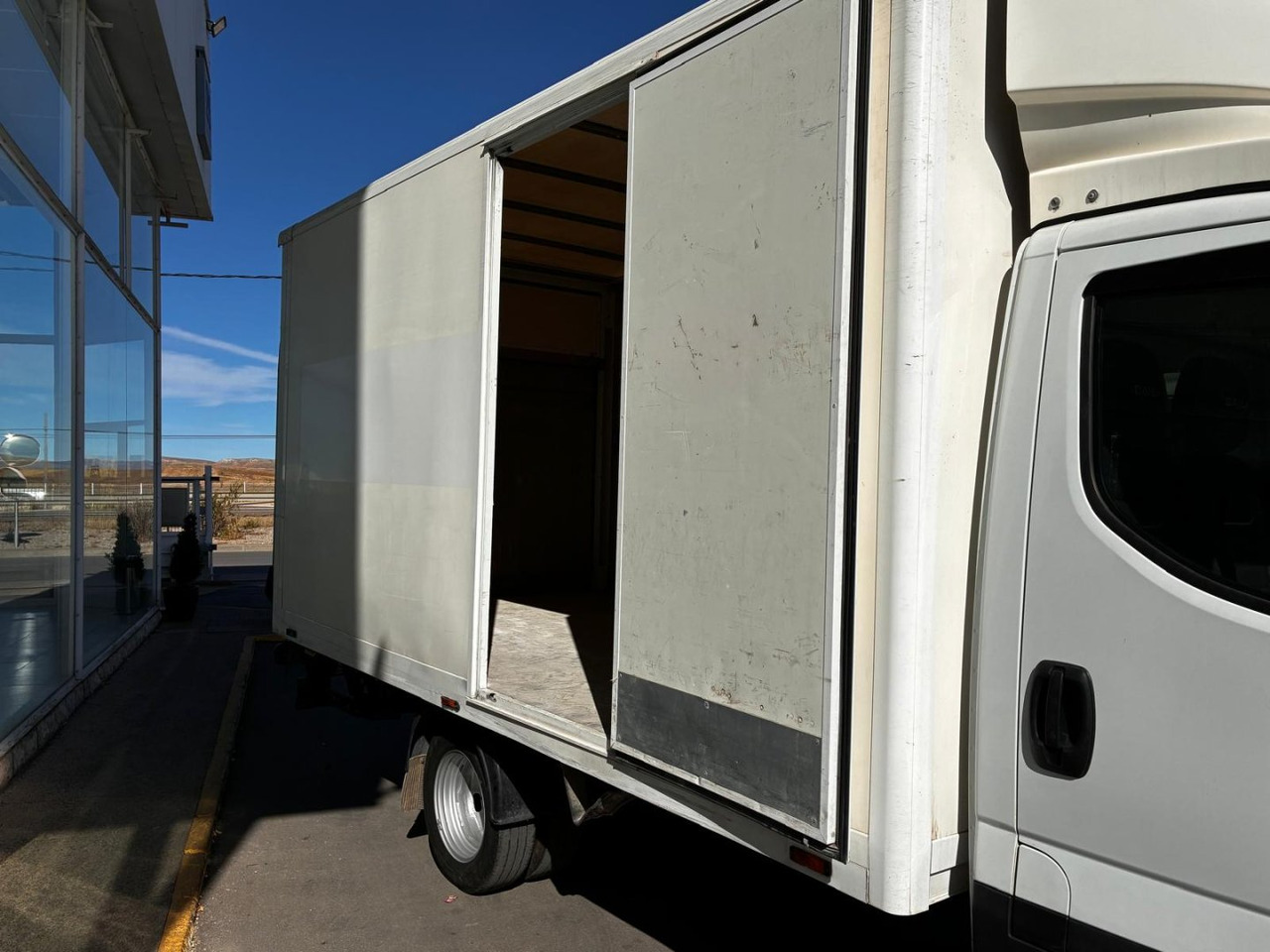 Caja cerrada con plataforma elevadora IVECO 35C14 20m3 con puerta lateral - Xe tải nhỏ thùng kín: hình 5 Caja cerrada con plataforma elevadora IVECO 35C14 20m3 con puerta lateral - Xe tải nhỏ thùng kín: hình 5