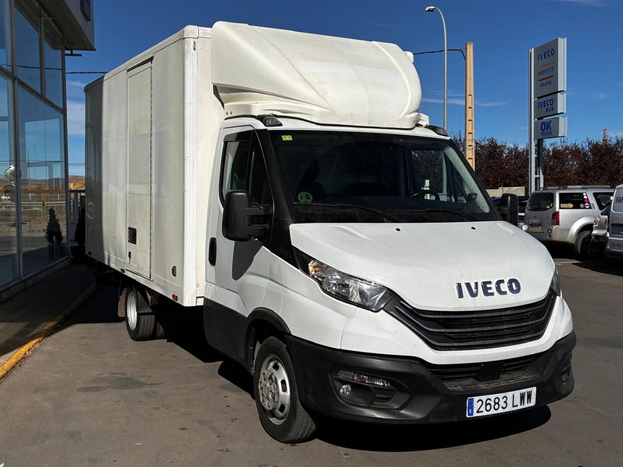 Caja cerrada con plataforma elevadora IVECO 35C14 20m3 con puerta lateral - Xe tải nhỏ thùng kín: hình 3 Caja cerrada con plataforma elevadora IVECO 35C14 20m3 con puerta lateral - Xe tải nhỏ thùng kín: hình 3