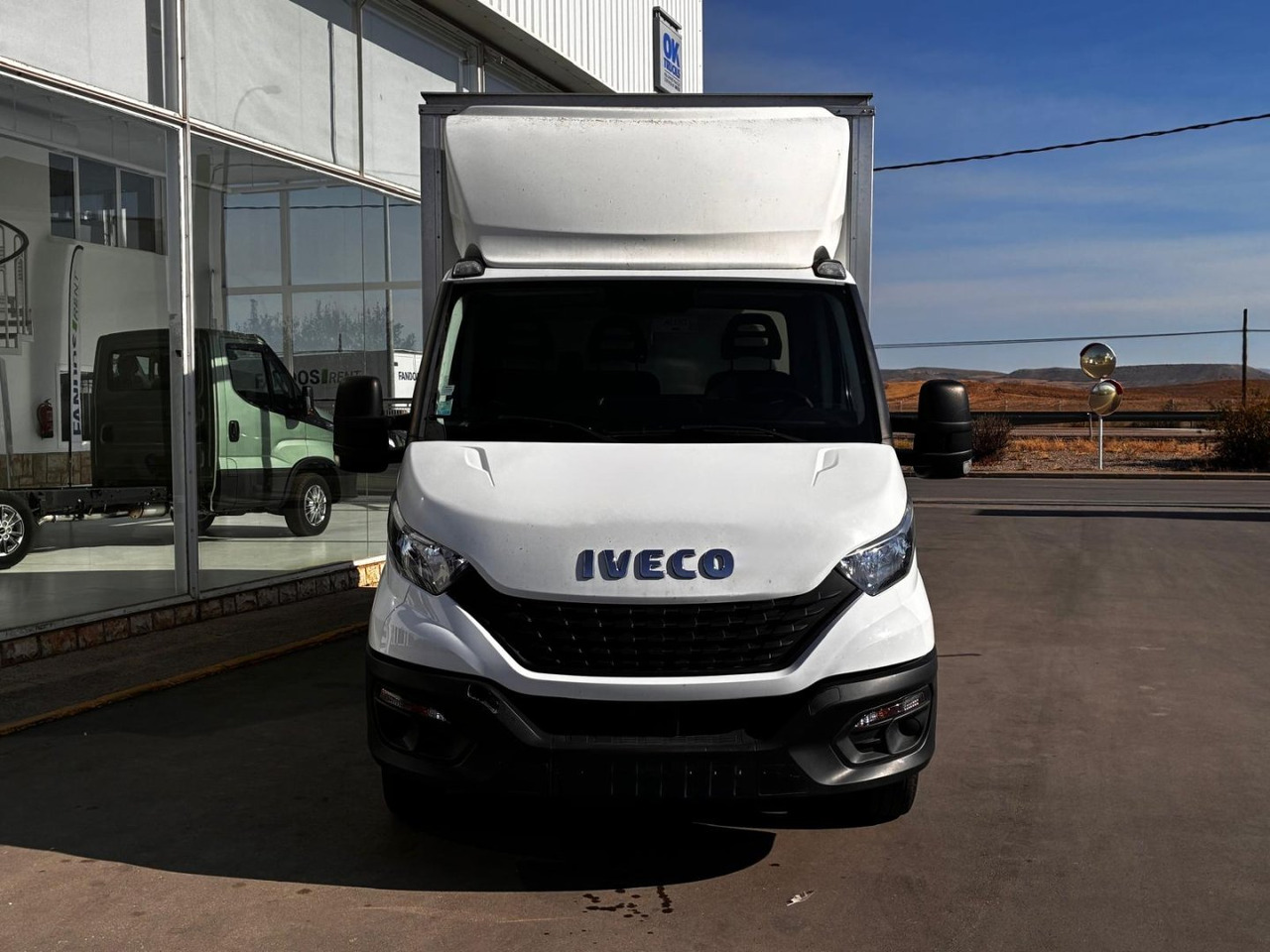 Caja cerrada con plataforma elevadora IVECO 35C16 20m3 - Xe tải nhỏ thùng kín: hình 2 Caja cerrada con plataforma elevadora IVECO 35C16 20m3 - Xe tải nhỏ thùng kín: hình 2