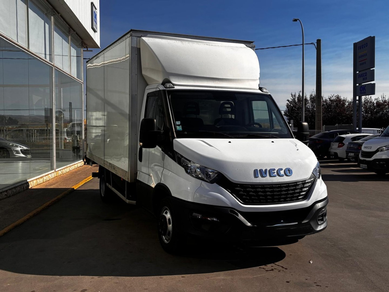 Caja cerrada con plataforma elevadora IVECO 35C16 20m3 - Xe tải nhỏ thùng kín: hình 3 Caja cerrada con plataforma elevadora IVECO 35C16 20m3 - Xe tải nhỏ thùng kín: hình 3