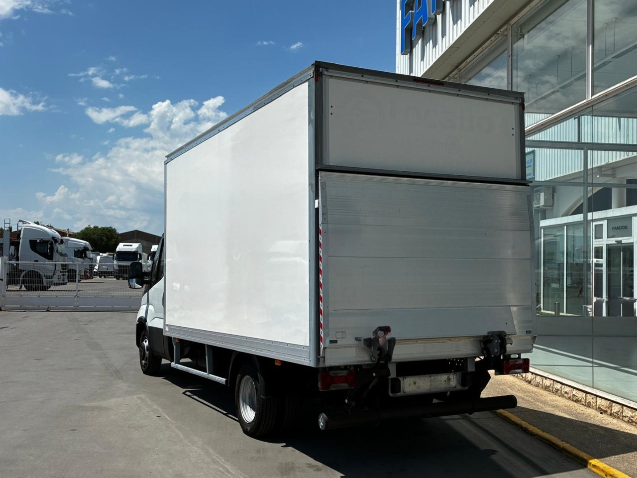 Caja cerrada con plataforma elevadora IVECO 35C16 20m3 - Xe tải nhỏ thùng kín: hình 4 Caja cerrada con plataforma elevadora IVECO 35C16 20m3 - Xe tải nhỏ thùng kín: hình 4