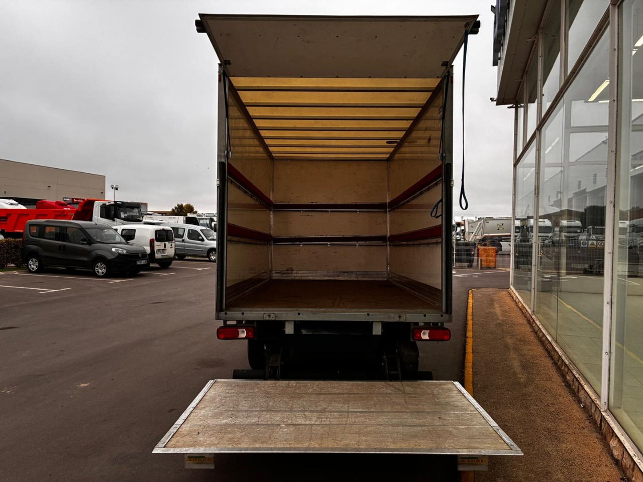 Caja cerrada con plataforma elevadora IVECO 35C16 3.0 20m3 - Xe tải nhỏ thùng kín: hình 5 Caja cerrada con plataforma elevadora IVECO 35C16 3.0 20m3 - Xe tải nhỏ thùng kín: hình 5