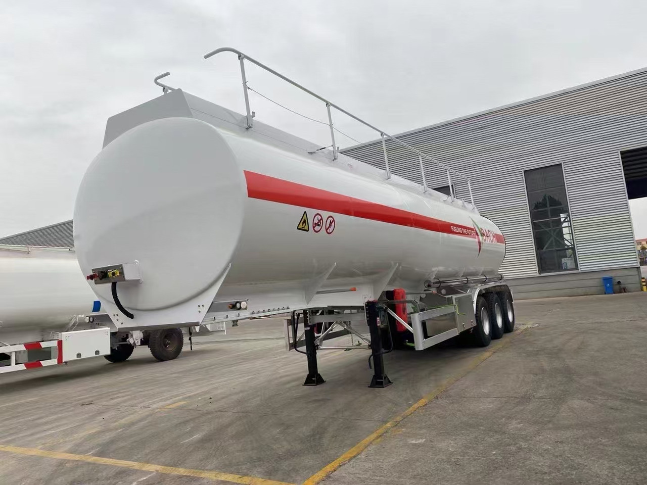 30,000–60,000 Liters Single or Multiple Compartments Customizable tank trailers available - Sơ mi rơ moóc bồn: hình 1 30,000–60,000 Liters Single or Multiple Compartments Customizable tank trailers available - Sơ mi rơ moóc bồn: hình 1