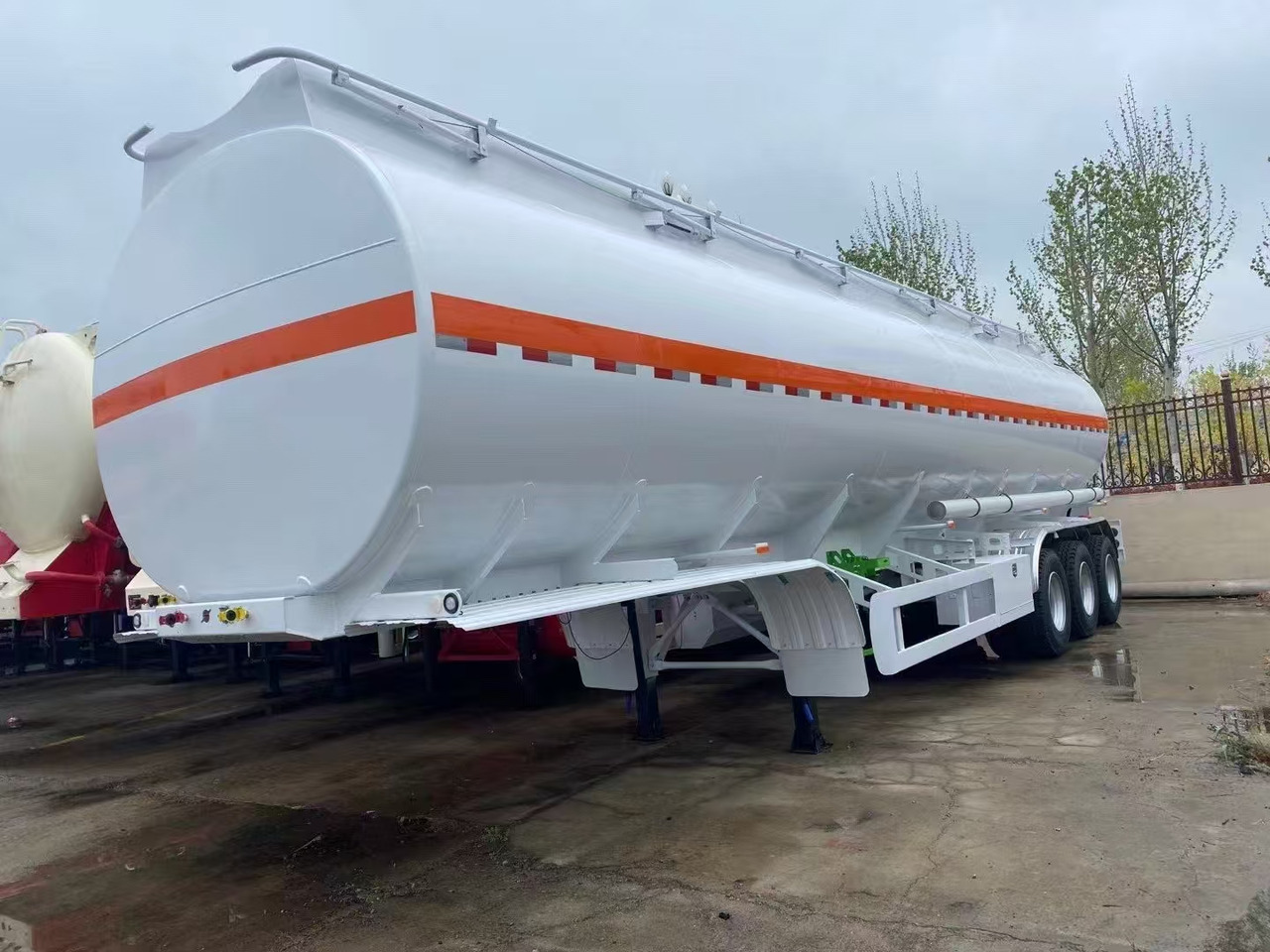 30,000–60,000 Liters Single or Multiple Compartments Customizable tank trailers available - Sơ mi rơ moóc bồn: hình 3 30,000–60,000 Liters Single or Multiple Compartments Customizable tank trailers available - Sơ mi rơ moóc bồn: hình 3