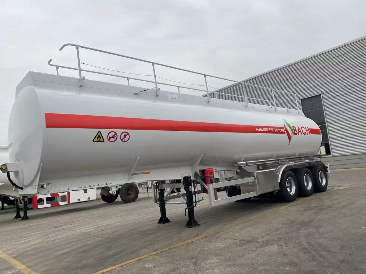 30,000–60,000 Liters Single or Multiple Compartments Customizable tank trailers available - Sơ mi rơ moóc bồn: hình 2 30,000–60,000 Liters Single or Multiple Compartments Customizable tank trailers available - Sơ mi rơ moóc bồn: hình 2