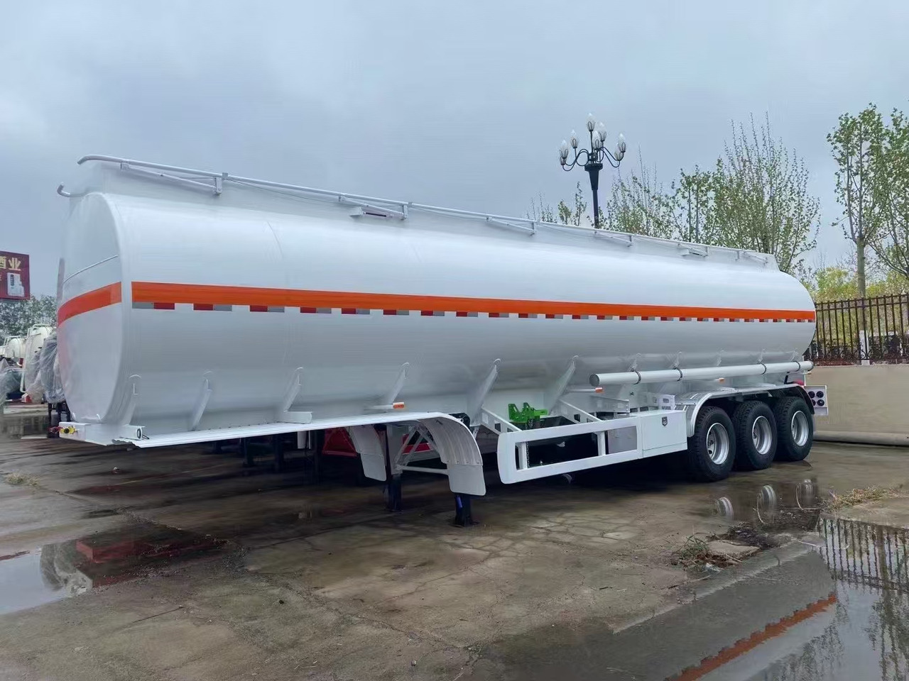 30,000–60,000 Liters Single or Multiple Compartments Customizable tank trailers available - Sơ mi rơ moóc bồn: hình 5 30,000–60,000 Liters Single or Multiple Compartments Customizable tank trailers available - Sơ mi rơ moóc bồn: hình 5