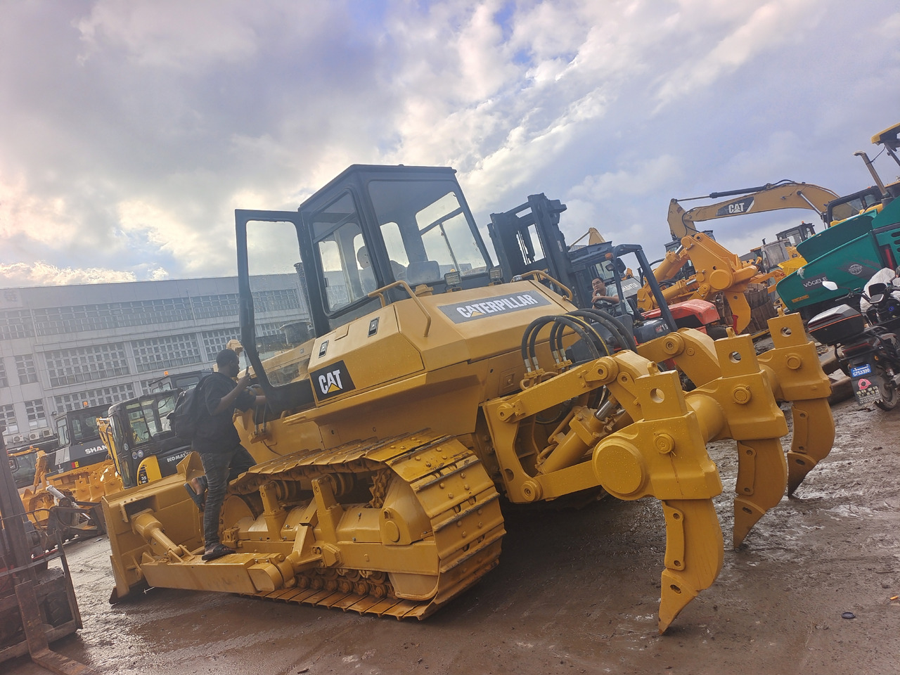 CAT D7G - Máy ủi: hình 4 CAT D7G - Máy ủi: hình 4