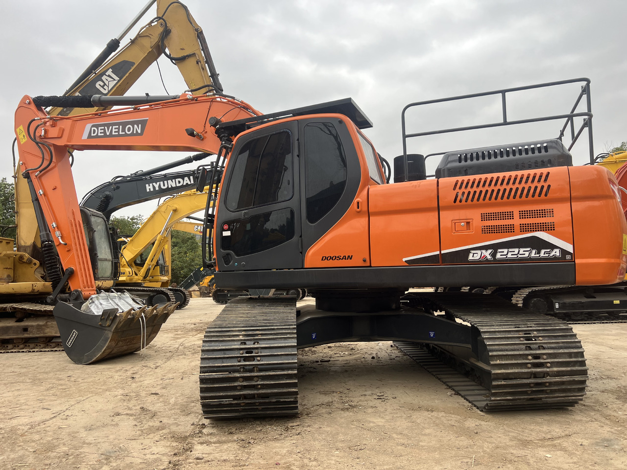 DEVELON DX225 - Máy xúc bánh xích: hình 1 DEVELON DX225 - Máy xúc bánh xích: hình 1