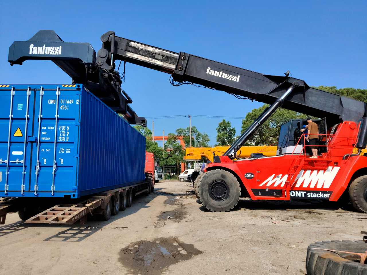 FANTUZZI CS45KM 45 TON - Xe tiếp cận xếp chồng: hình 3 FANTUZZI CS45KM 45 TON - Xe tiếp cận xếp chồng: hình 3