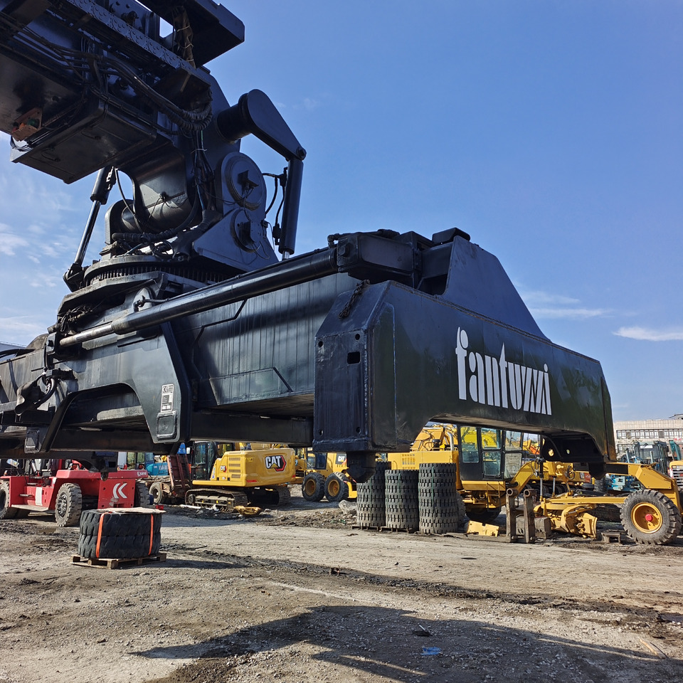 FANTUZZI CS45KMHD 45 TON - Xe tiếp cận xếp chồng: hình 4 FANTUZZI CS45KMHD 45 TON - Xe tiếp cận xếp chồng: hình 4