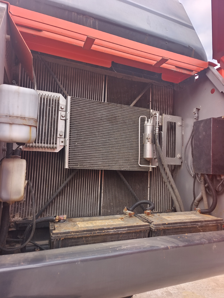 HITACHI ZX200 - 3 - Máy xúc bánh xích: hình 5 HITACHI ZX200 - 3 - Máy xúc bánh xích: hình 5