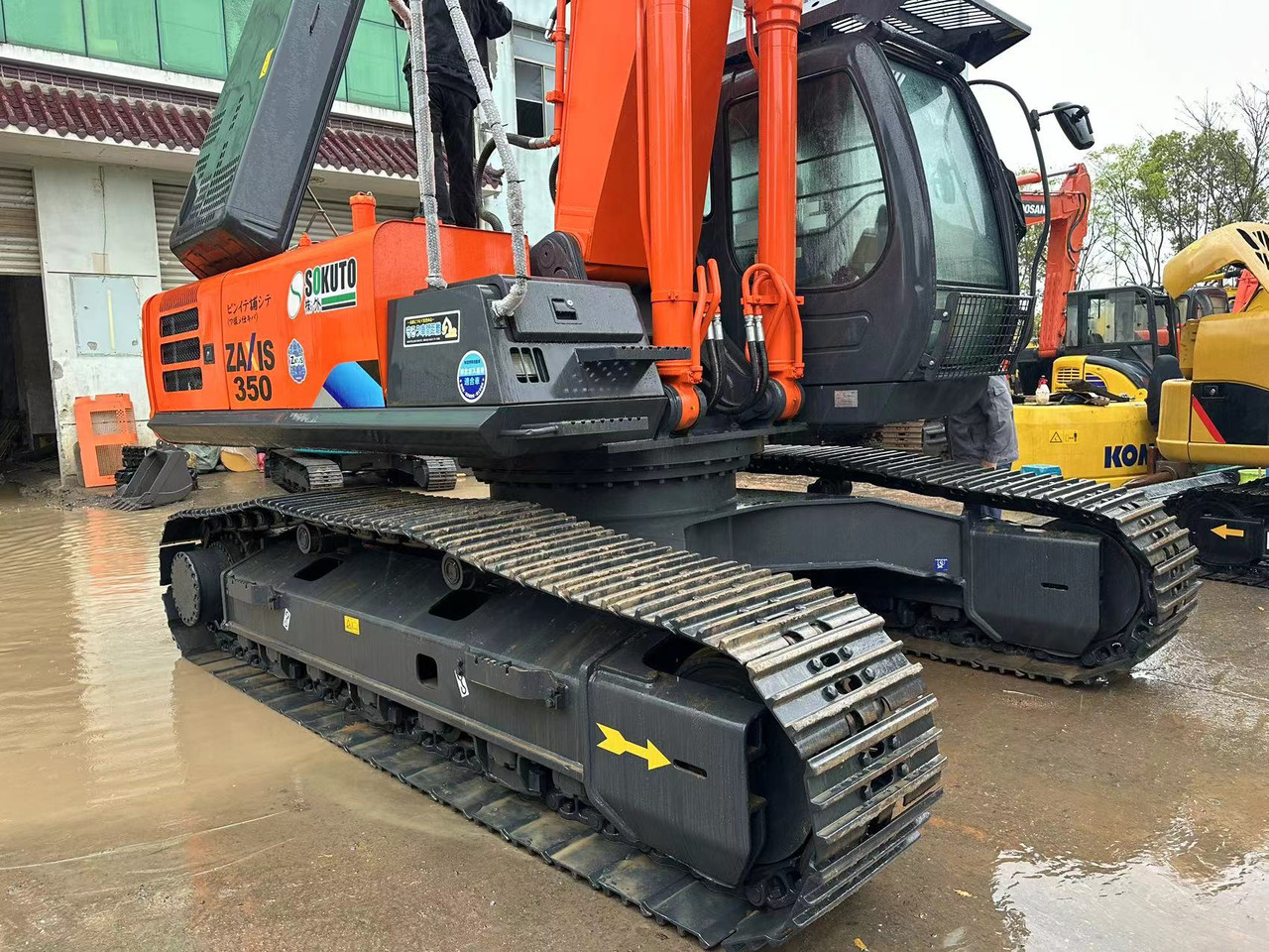 HITACHI ZX350 - Máy xúc bánh xích: hình 3 HITACHI ZX350 - Máy xúc bánh xích: hình 3