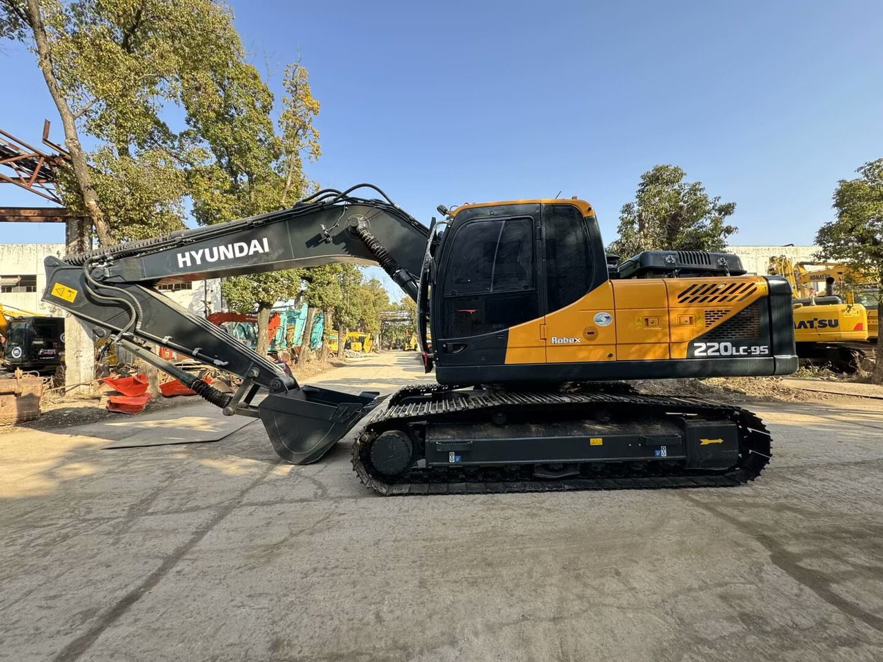 Máy xúc bánh xích HYUNDAI 220LC-9S: hình 1