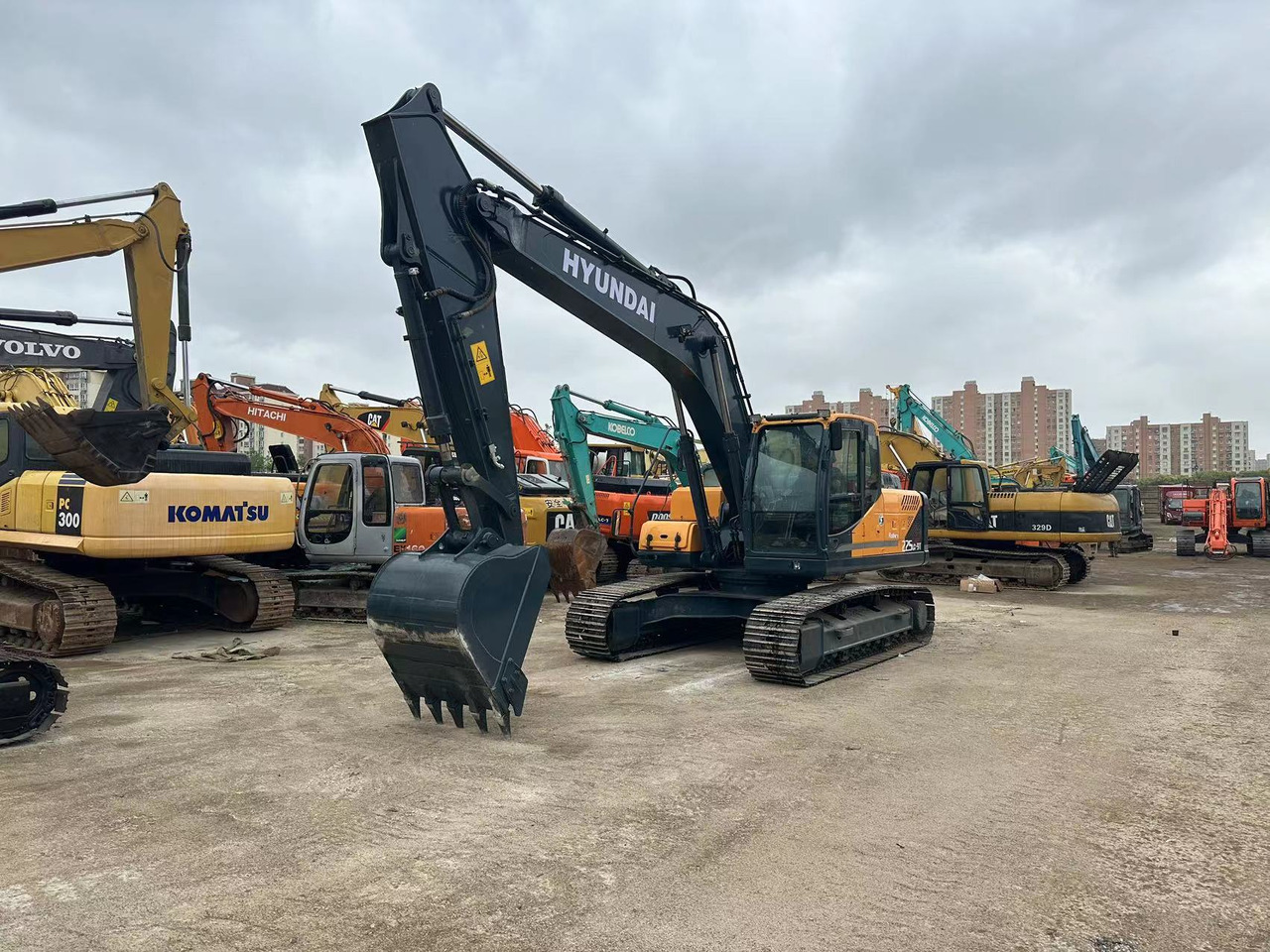 HYUNDAI 225 LC - 9 T - Máy xúc bánh xích: hình 2 HYUNDAI 225 LC - 9 T - Máy xúc bánh xích: hình 2