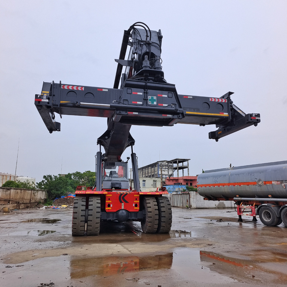 KALMAR DRF450 - Xe tiếp cận xếp chồng: hình 2 KALMAR DRF450 - Xe tiếp cận xếp chồng: hình 2